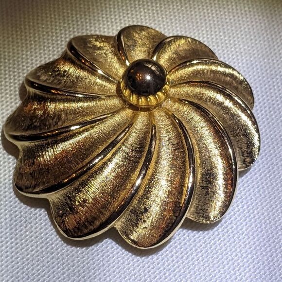Vintage Brushed Gold Polished Brooch Pin Dome Offset Flower Retro Glam 80s 90s - Picture 3 of 6
